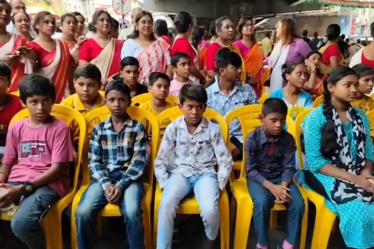 Agnimitra Paul Raksha Bandhan Gariahat Kolkata: कोलकाता के गरियाहाट में रक्षा बंधन उत्सव, अग्निमित्रा पाल ने राहगीरों और फुटपाथ पर रहने वाले बच्चों को बांधी राखी