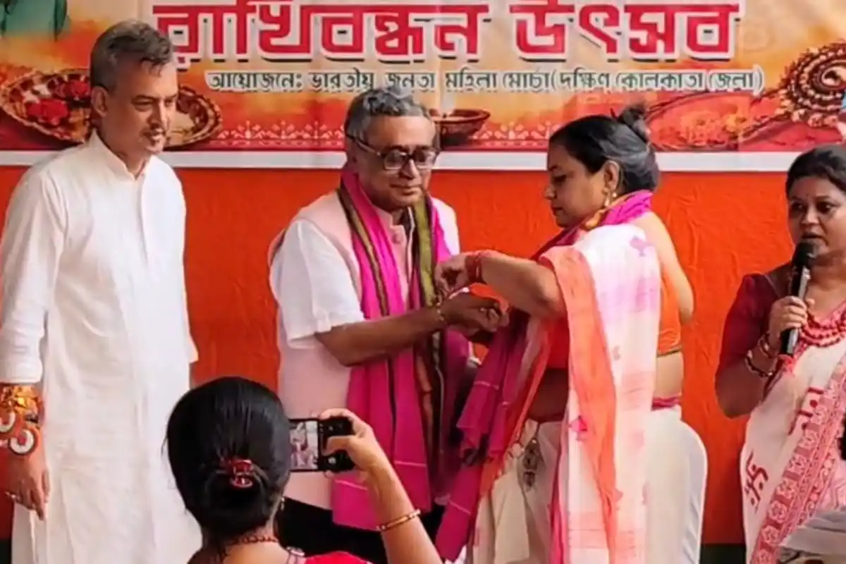 Agnimitra Paul Raksha Bandhan Gariahat Kolkata: कोलकाता के गरियाहाट में रक्षा बंधन उत्सव, अग्निमित्रा पाल ने राहगीरों और फुटपाथ पर रहने वाले बच्चों को बांधी राखी