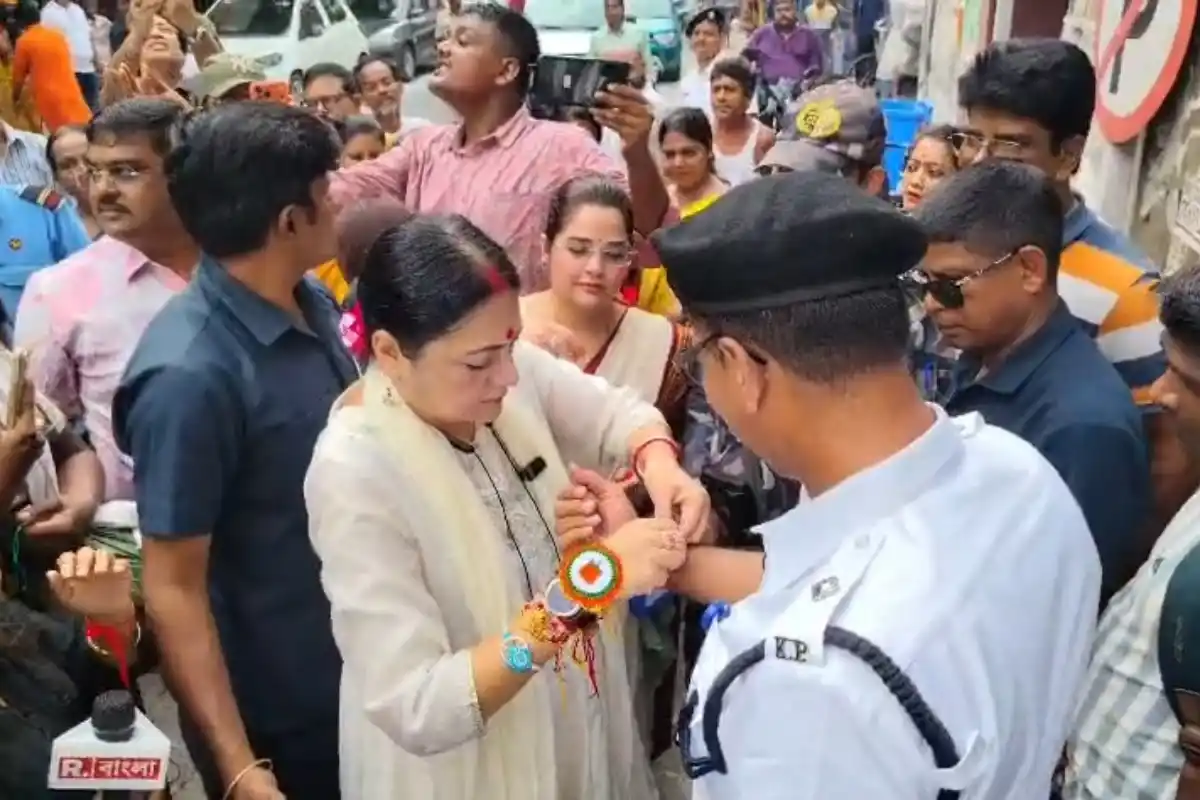 Agnimitra Paul Raksha Bandhan Gariahat Kolkata: कोलकाता के गरियाहाट में रक्षा बंधन उत्सव, अग्निमित्रा पाल ने राहगीरों और फुटपाथ पर रहने वाले बच्चों को बांधी राखी