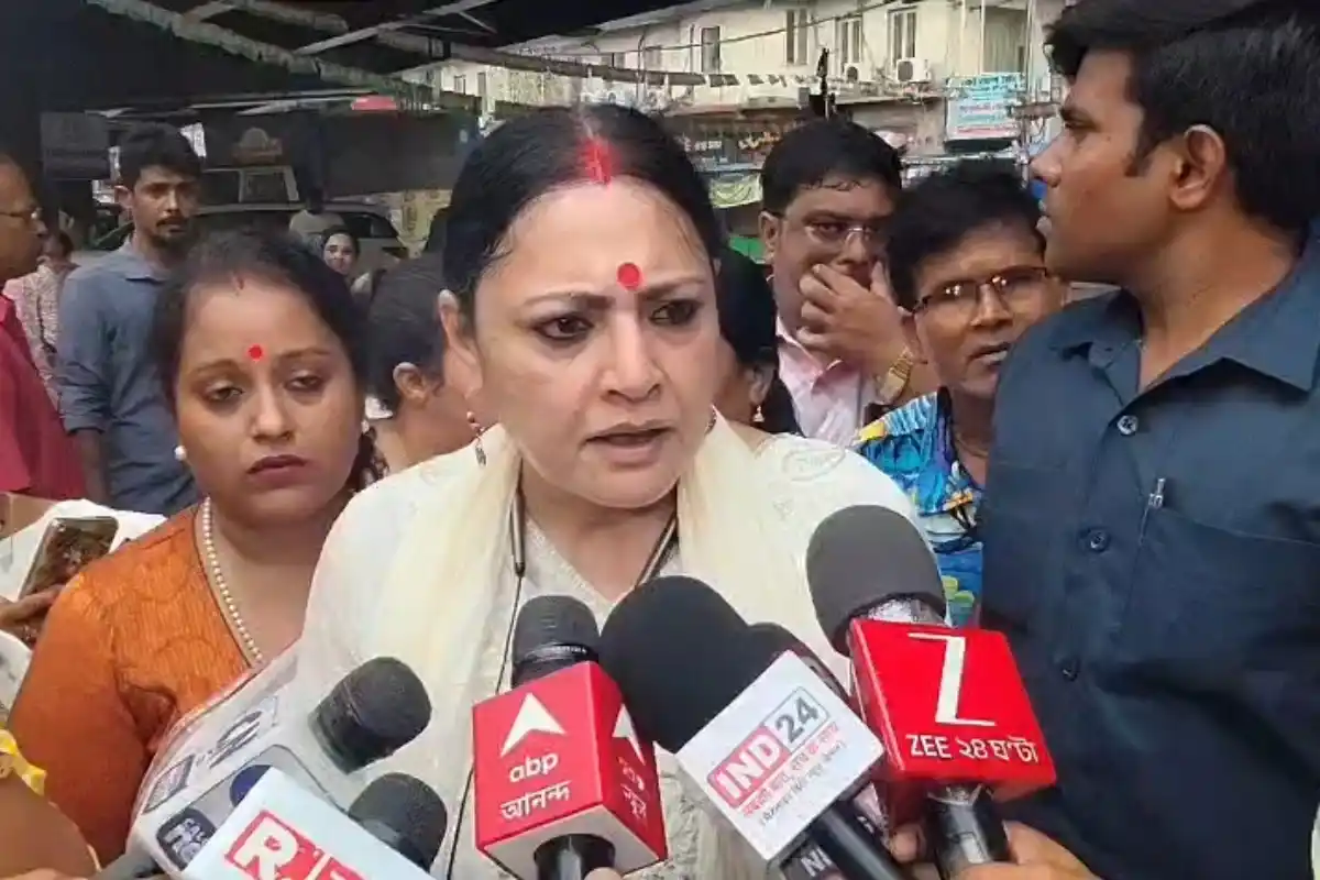 Agnimitra Paul Raksha Bandhan Gariahat Kolkata: कोलकाता के गरियाहाट में रक्षा बंधन उत्सव, अग्निमित्रा पाल ने राहगीरों और फुटपाथ पर रहने वाले बच्चों को बांधी राखी