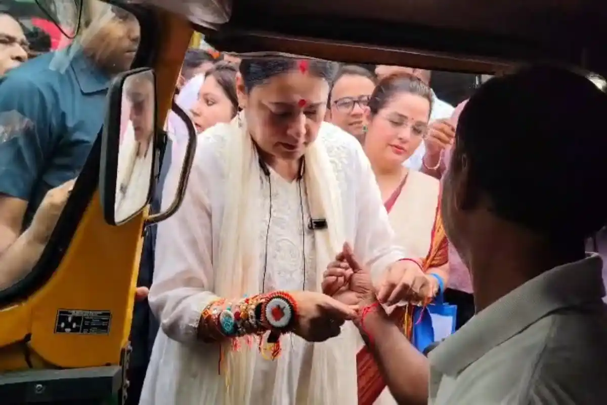 Agnimitra Paul Raksha Bandhan Gariahat Kolkata: कोलकाता के गरियाहाट में रक्षा बंधन उत्सव, अग्निमित्रा पाल ने राहगीरों और फुटपाथ पर रहने वाले बच्चों को बांधी राखी