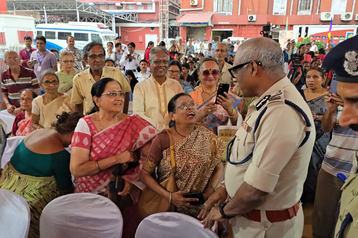 Kolkata Police Raksha Bandhan Lalbazar: कोलकाता पुलिस ने लालबाजार में मनाया राखी बंधन उत्सव, प्रेम और भाईचारे का दिया संदेश