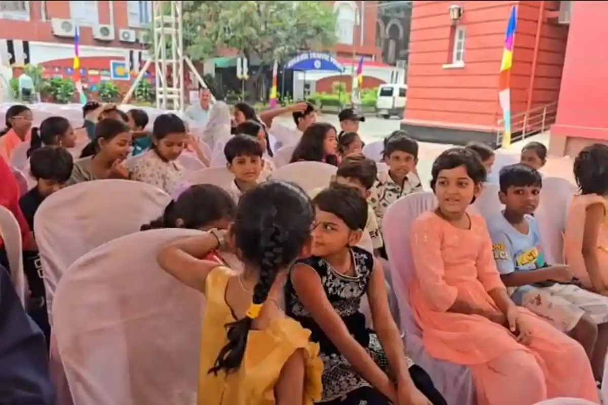 Kolkata Police Raksha Bandhan Lalbazar: कोलकाता पुलिस ने लालबाजार में मनाया राखी बंधन उत्सव, प्रेम और भाईचारे का दिया संदेश