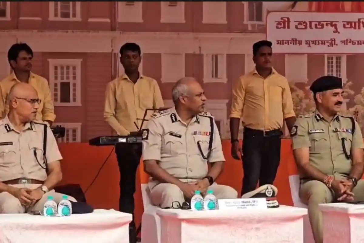 Kolkata Police Raksha Bandhan Lalbazar: कोलकाता पुलिस ने लालबाजार में मनाया राखी बंधन उत्सव, प्रेम और भाईचारे का दिया संदेश