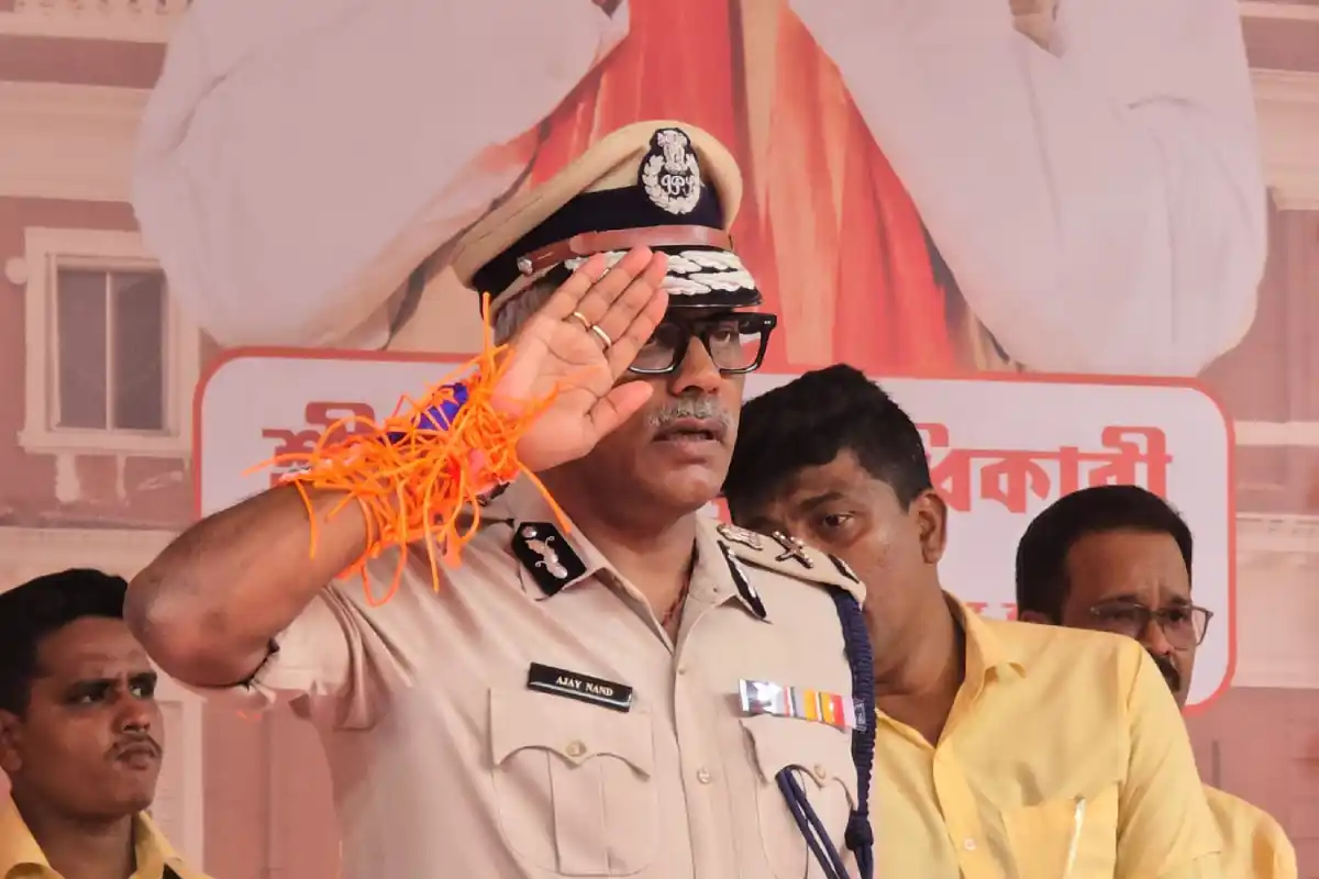 Kolkata Police Raksha Bandhan Lalbazar: कोलकाता पुलिस ने लालबाजार में मनाया राखी बंधन उत्सव, प्रेम और भाईचारे का दिया संदेश