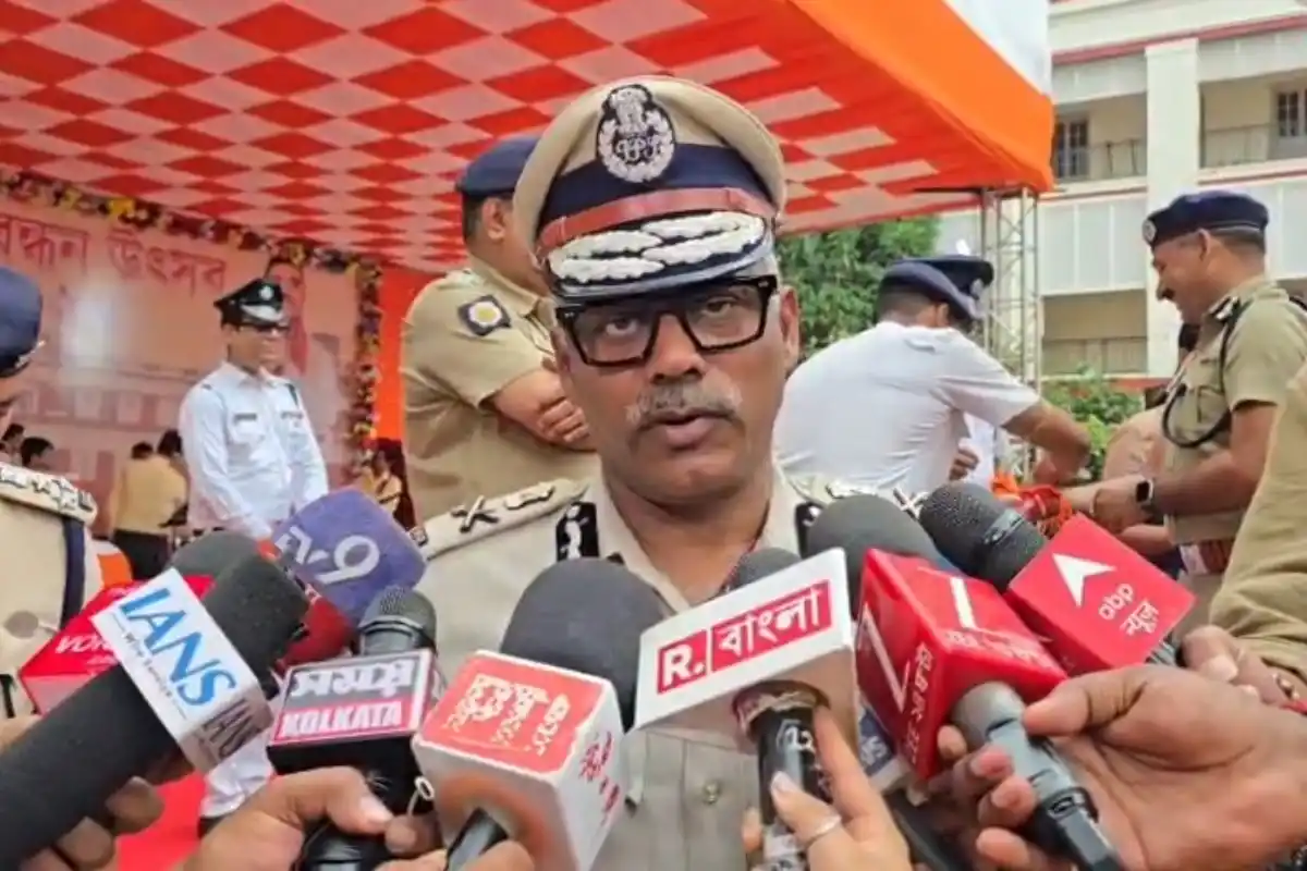 Kolkata Police Raksha Bandhan Lalbazar: कोलकाता पुलिस ने लालबाजार में मनाया राखी बंधन उत्सव, प्रेम और भाईचारे का दिया संदेश
