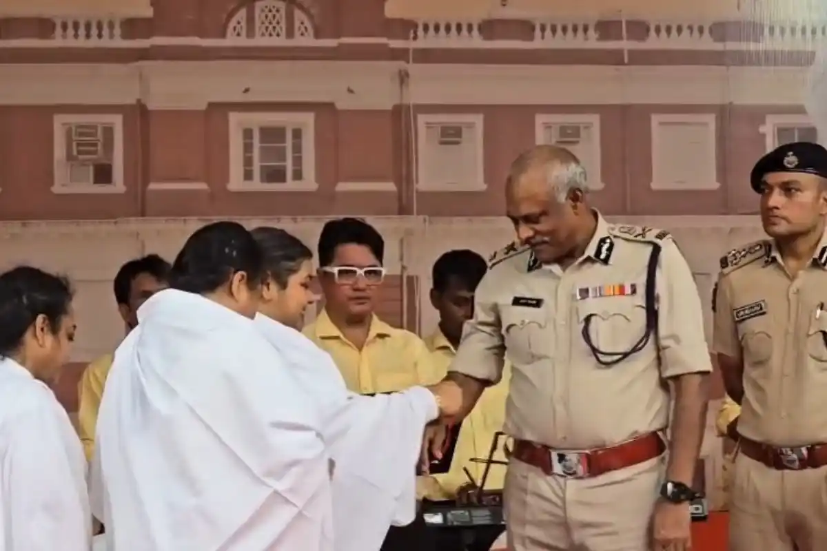 Kolkata Police Raksha Bandhan Lalbazar: कोलकाता पुलिस ने लालबाजार में मनाया राखी बंधन उत्सव, प्रेम और भाईचारे का दिया संदेश