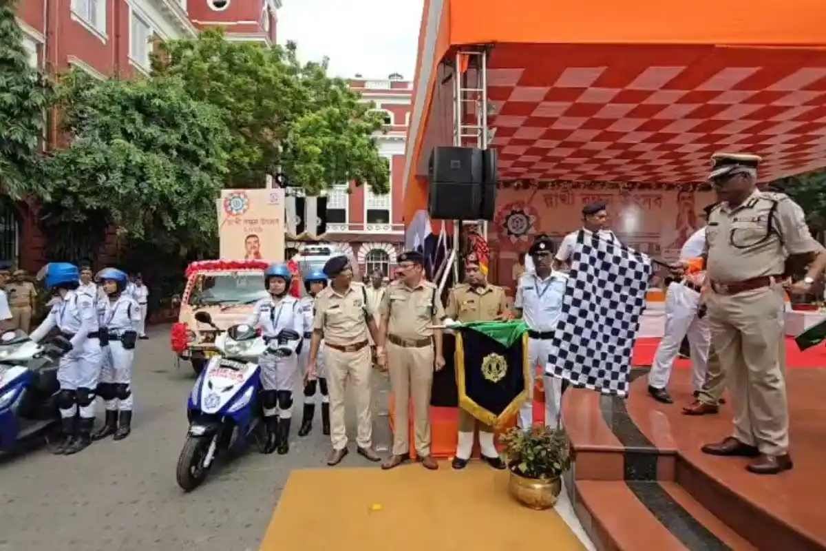 Kolkata Police Raksha Bandhan Lalbazar: कोलकाता पुलिस ने लालबाजार में मनाया राखी बंधन उत्सव, प्रेम और भाईचारे का दिया संदेश