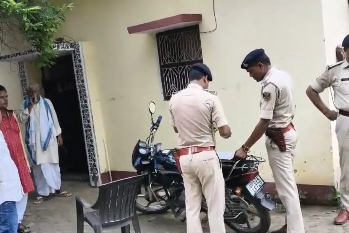 Siwan Pushpendra Pandey Liquor Arms Case Absconding Notice: सीवान में फरार पुष्पेंद्र पांडेय के घर चिपका इश्तेहार, 2020 से शराब और हथियार मामले में है फरार