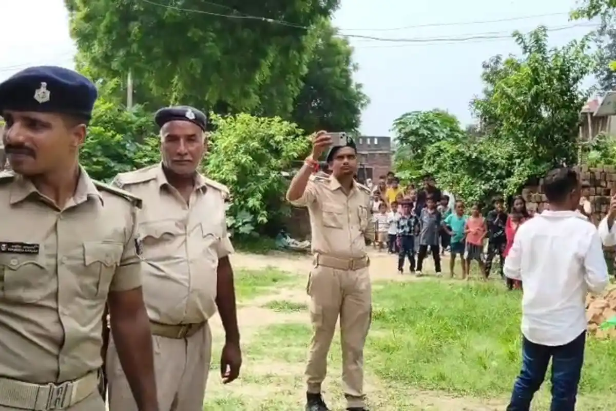 Siwan Pushpendra Pandey Liquor Arms Case Absconding Notice: सीवान में फरार पुष्पेंद्र पांडेय के घर चिपका इश्तेहार, 2020 से शराब और हथियार मामले में है फरार