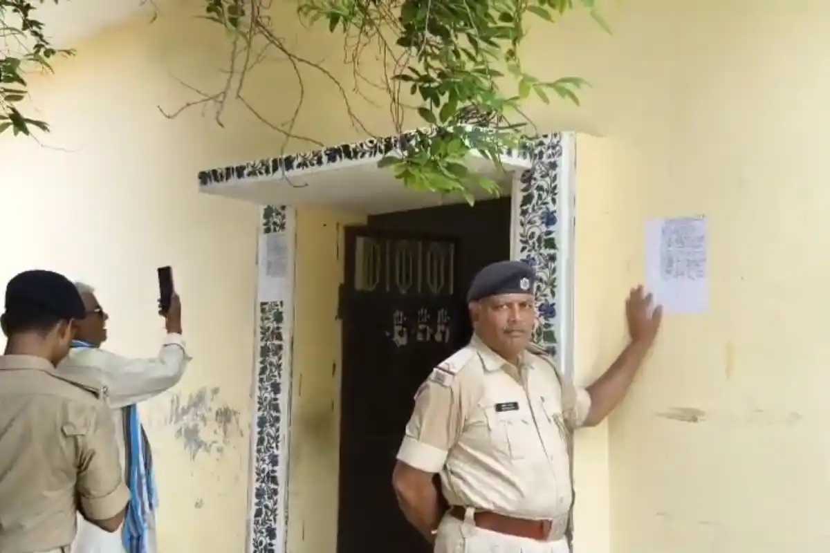 Siwan Pushpendra Pandey Liquor Arms Case Absconding Notice: सीवान में फरार पुष्पेंद्र पांडेय के घर चिपका इश्तेहार, 2020 से शराब और हथियार मामले में है फरार