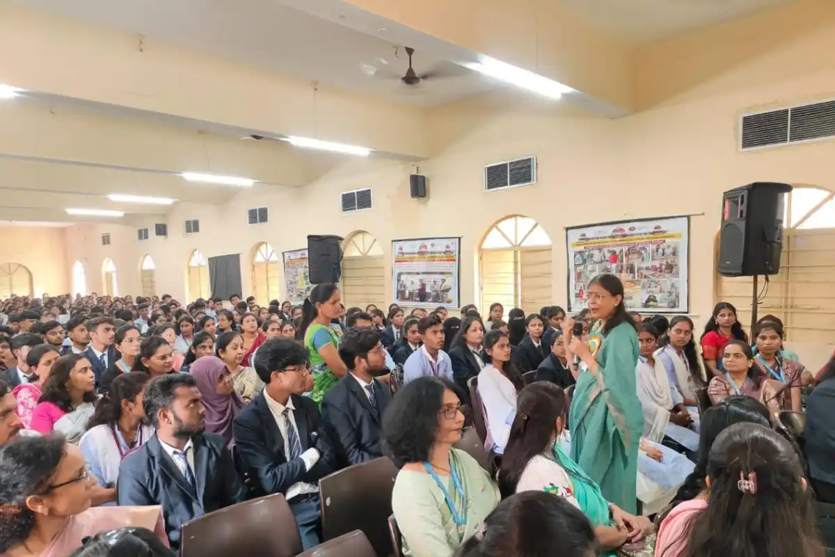 RTMNU Vice Chancellor student dialogue Wardha: वर्धा में विद्यार्थियों से कुलगुरु डॉ. मनाली क्षीरसागर का संवाद, कहा- केवल अंक और डिग्री से नहीं मिलती सफलता