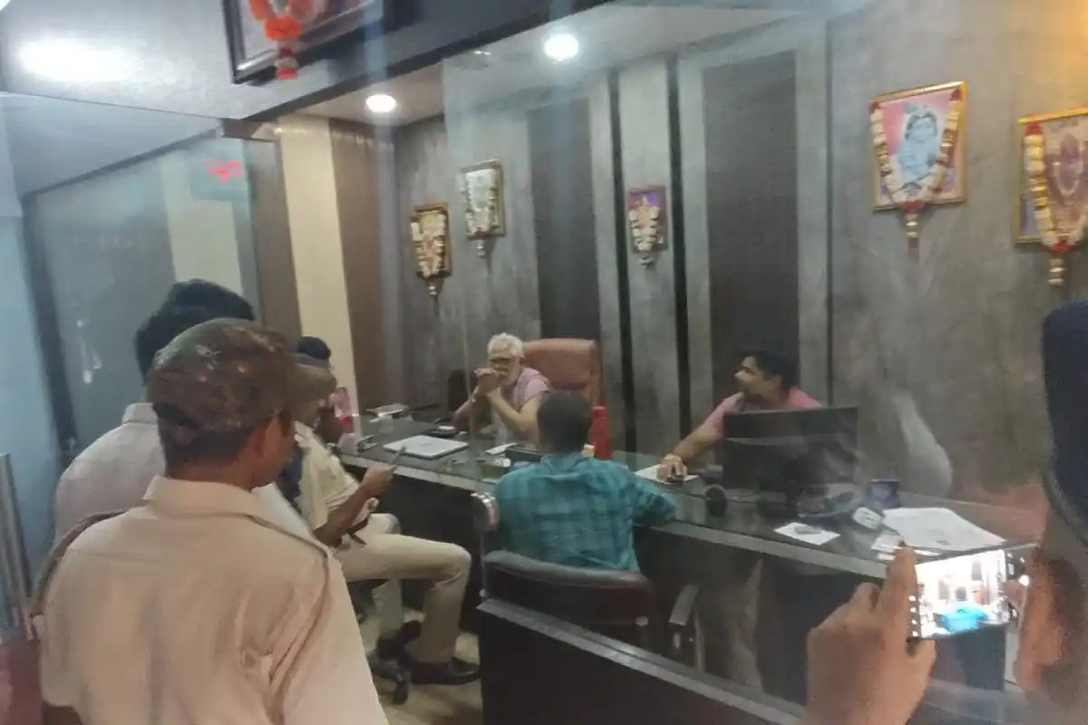 Raniganj sugar price black marketing raid: पश्चिम बर्धमान जिले के रानीगंज में चीनी की कीमत 70 रुपये तक पहुंची, कालाबाजारी रोकने के लिए गोदामों पर प्रशासन की छापेमारी