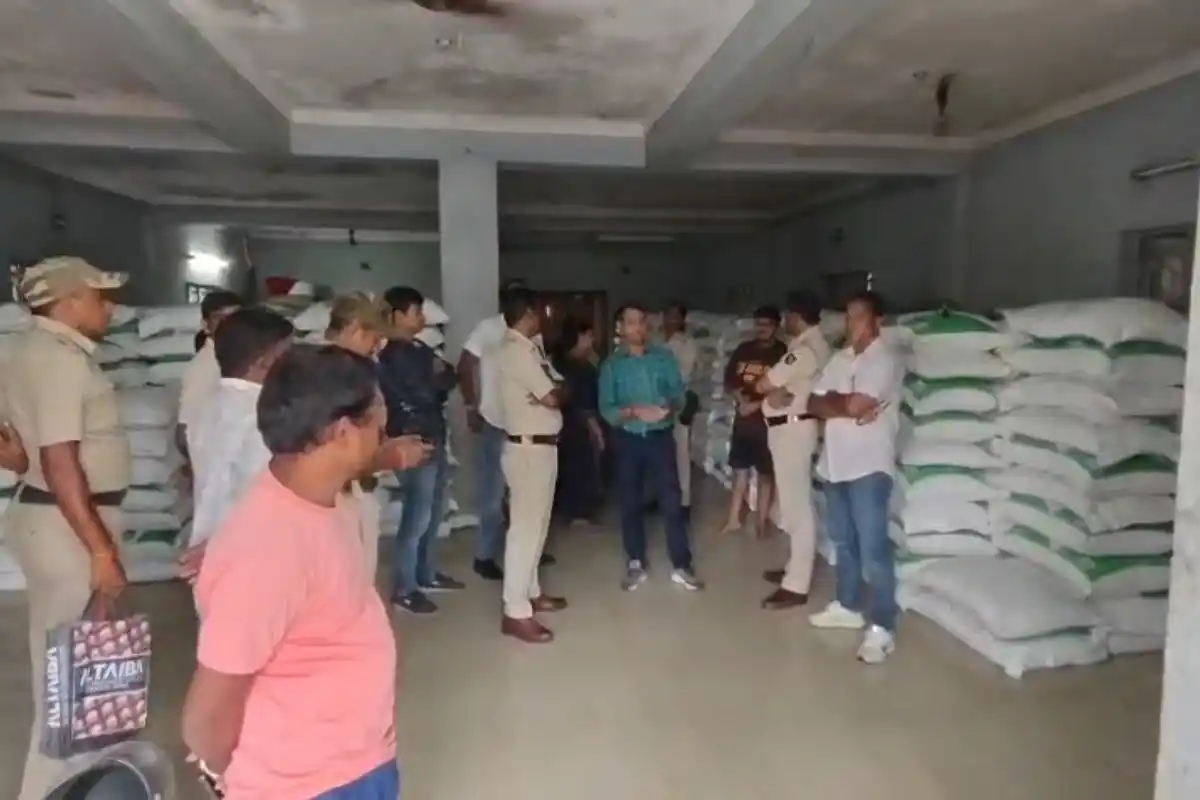 Raniganj sugar price black marketing raid: पश्चिम बर्धमान जिले के रानीगंज में चीनी की कीमत 70 रुपये तक पहुंची, कालाबाजारी रोकने के लिए गोदामों पर प्रशासन की छापेमारी