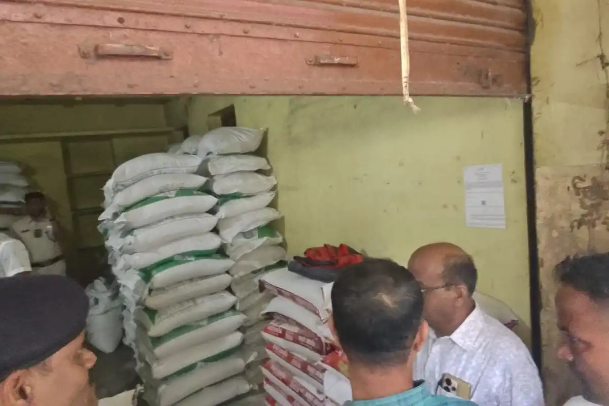 Raniganj sugar price black marketing raid: पश्चिम बर्धमान जिले के रानीगंज में चीनी की कीमत 70 रुपये तक पहुंची, कालाबाजारी रोकने के लिए गोदामों पर प्रशासन की छापेमारी