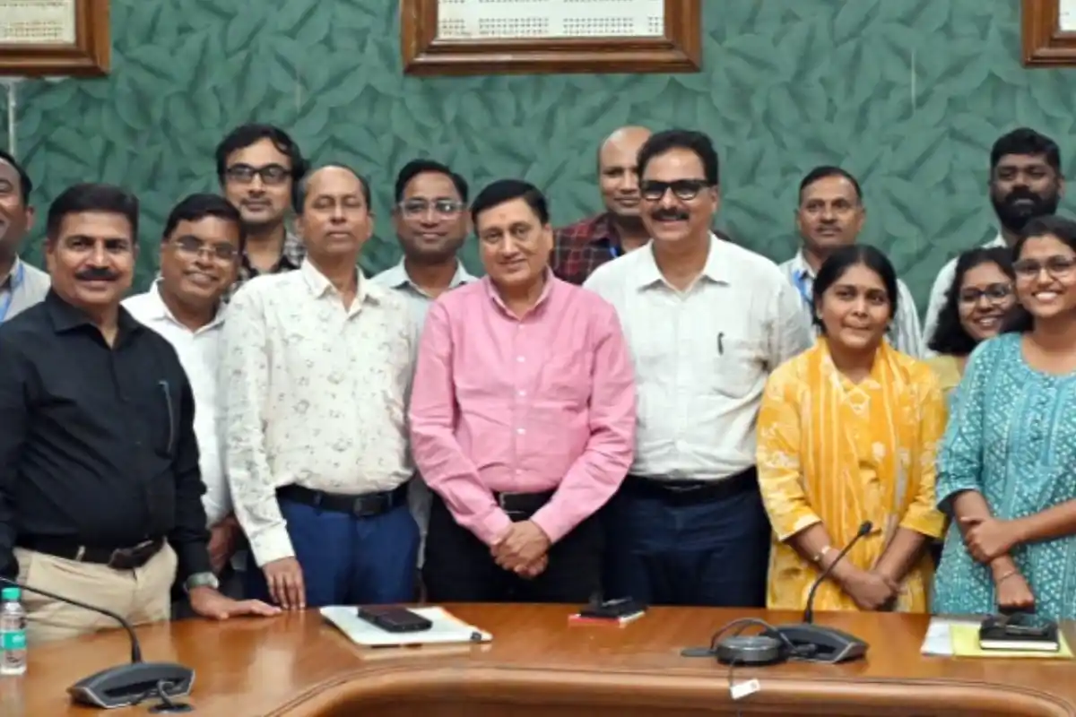 Nagpur District Information Officer Vinod Rapatwar retirement: नागपुर में जिला सूचना अधिकारी विनोद रापतवार सेवानिवृत्त, सरकारी योजनाओं को लोगों तक पहुंचाने में नवमाध्यमों के उपयोग की सराहना