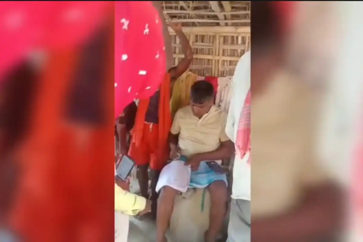 Malda Manikchak Government Tarpaulin Distribution Corruption Allegation: मालदा के मानिकचक में सरकारी तिरपाल के बदले पैसे लेने का आरोप, सोशल मीडिया पर वीडियो वायरल