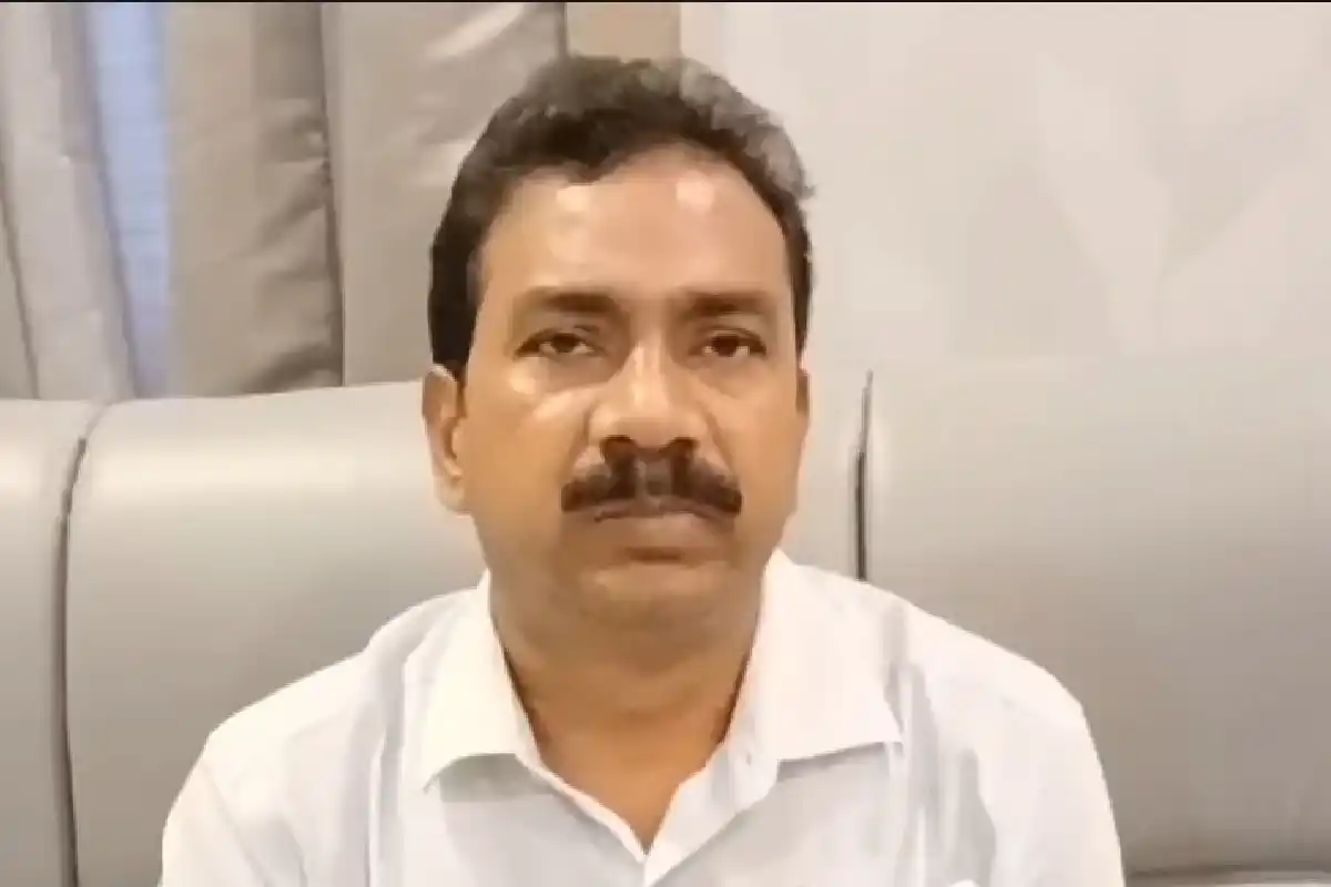 Malda Manikchak Government Tarpaulin Distribution Corruption Allegation: मालदा के मानिकचक में सरकारी तिरपाल के बदले पैसे लेने का आरोप, सोशल मीडिया पर वीडियो वायरल