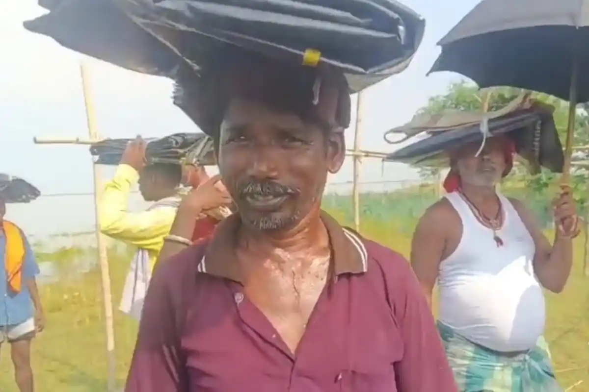 Malda Manikchak Government Tarpaulin Distribution Corruption Allegation: मालदा के मानिकचक में सरकारी तिरपाल के बदले पैसे लेने का आरोप, सोशल मीडिया पर वीडियो वायरल