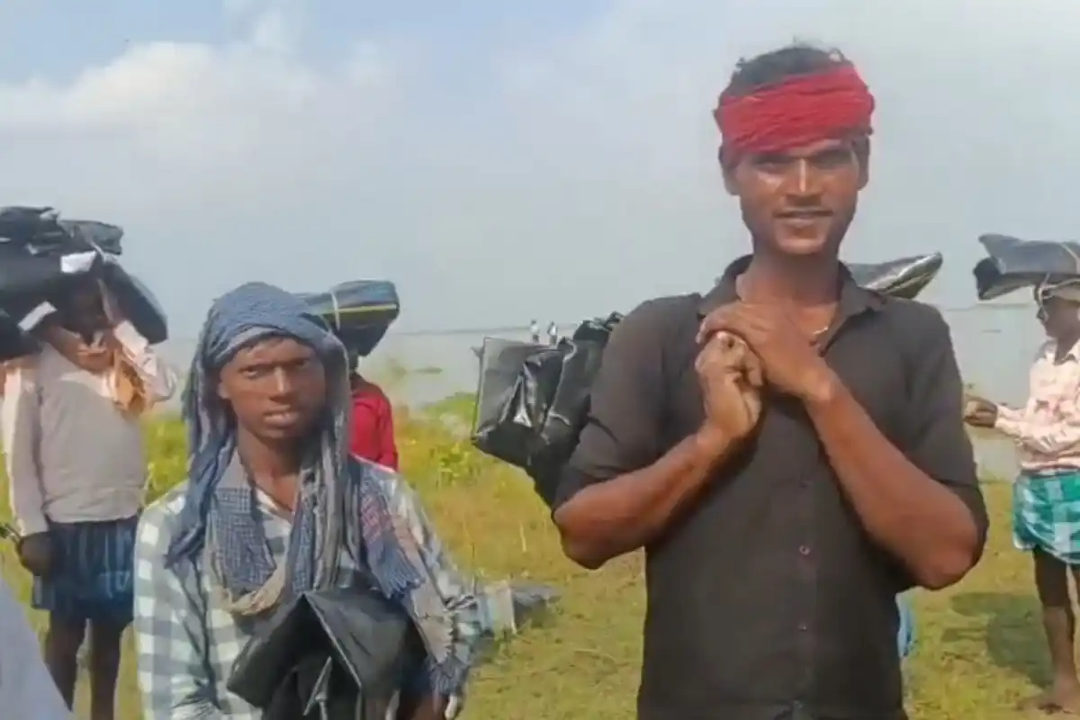 Malda Manikchak Government Tarpaulin Distribution Corruption Allegation: मालदा के मानिकचक में सरकारी तिरपाल के बदले पैसे लेने का आरोप, सोशल मीडिया पर वीडियो वायरल