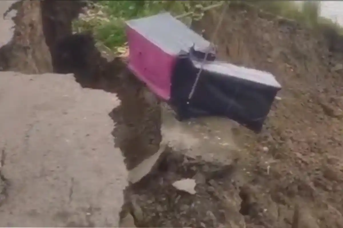 Howrah Shyampur Bhagirathi River Park Collapse: हावड़ा के श्यामपुर में भागीरथी के तेज बहाव से नदी में समाया पार्क, बांध का करीब 300 फुट हिस्सा ढहा