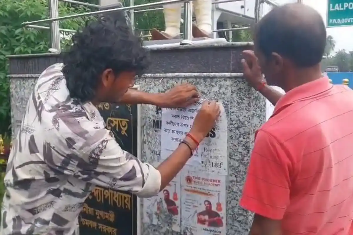 Diamond Harbour TMC Leaders Poster Protest: दक्षिण 24 परगना के डायमंड हार्बर में फिर बढ़ी राजनीतिक हलचल, तृणमूल नेताओं के खिलाफ लगे पोस्टर