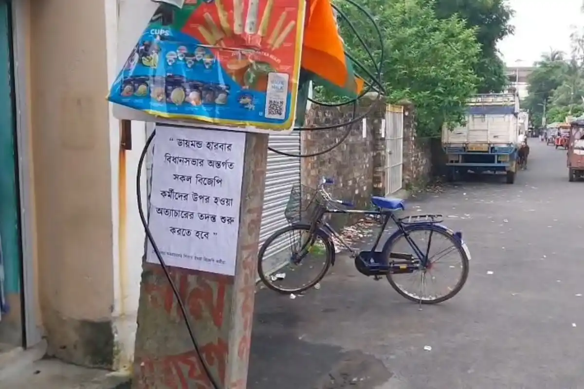 Diamond Harbour TMC Leaders Poster Protest: दक्षिण 24 परगना के डायमंड हार्बर में फिर बढ़ी राजनीतिक हलचल, तृणमूल नेताओं के खिलाफ लगे पोस्टर