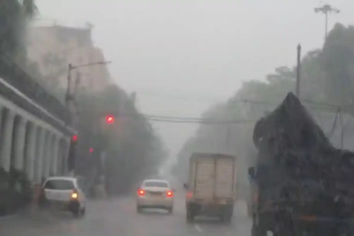 West Bengal Heavy Rain Warning: पश्चिम बंगाल में आज भारी बारिश की चेतावनी, दक्षिण और उत्तर के कई जिलों में तेज हवा के साथ बरसेंगे बादल