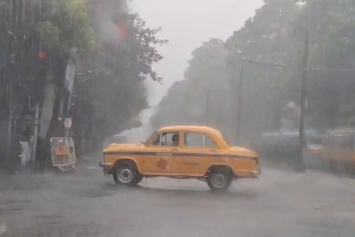 West Bengal Heavy Rain Warning: पश्चिम बंगाल में आज भारी बारिश की चेतावनी, दक्षिण और उत्तर के कई जिलों में तेज हवा के साथ बरसेंगे बादल