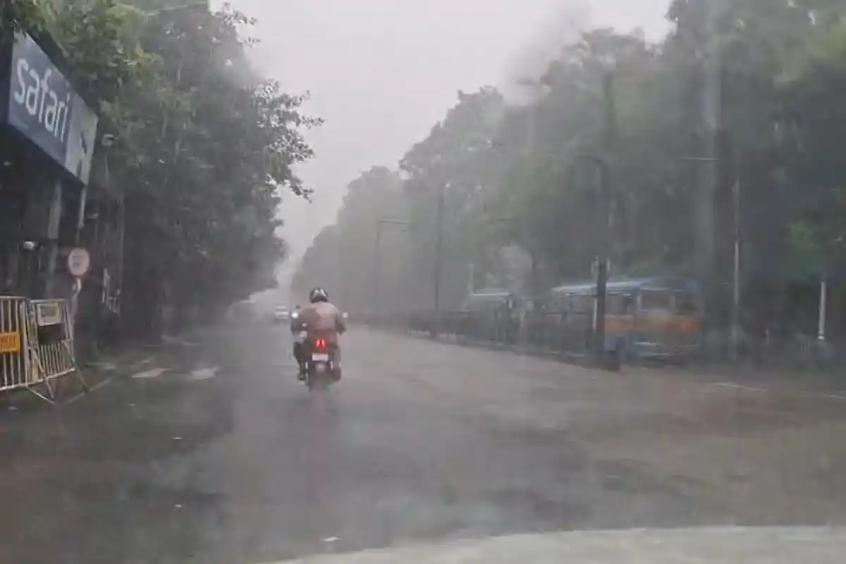 West Bengal Heavy Rain Warning: पश्चिम बंगाल में आज भारी बारिश की चेतावनी, दक्षिण और उत्तर के कई जिलों में तेज हवा के साथ बरसेंगे बादल