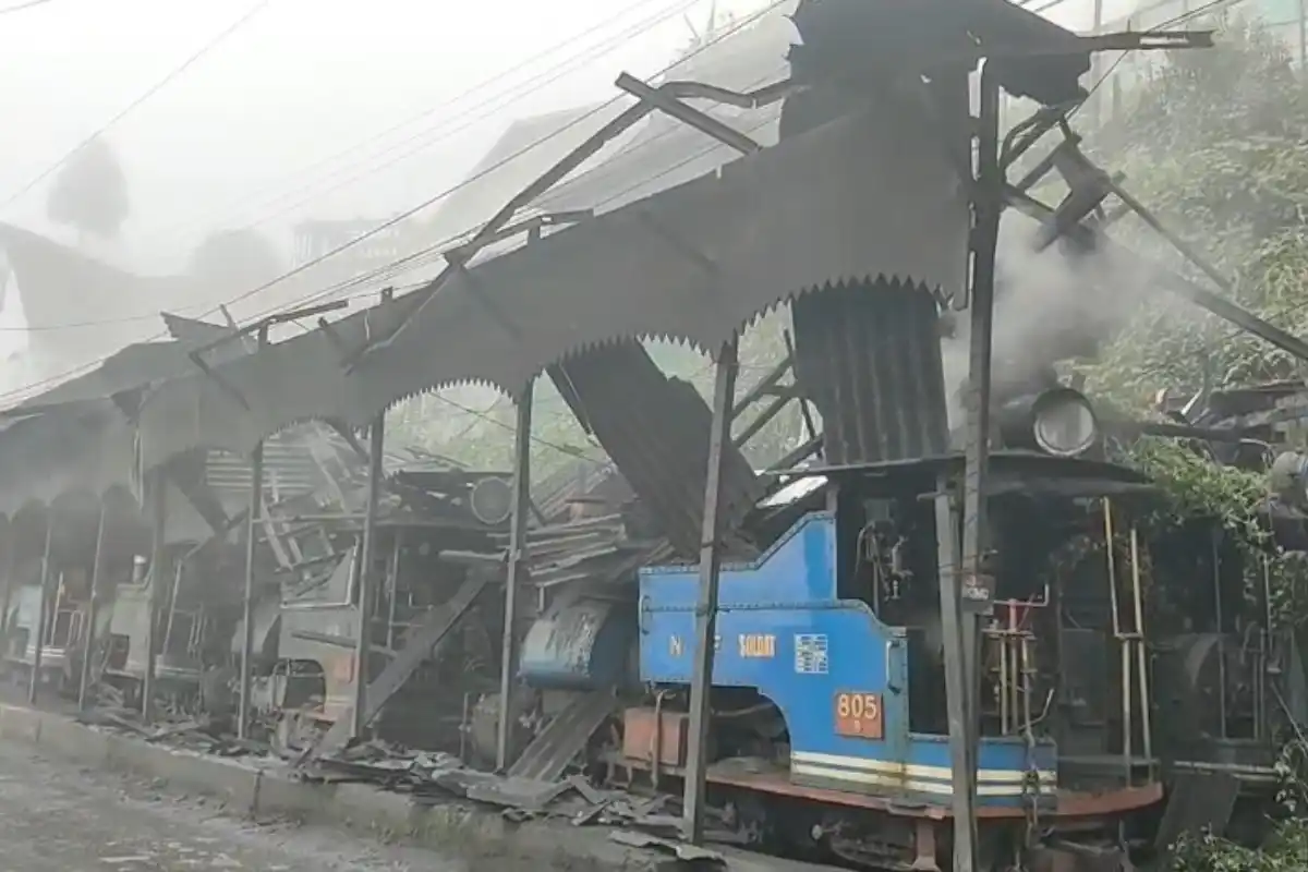 Darjeeling Toy Train Loco Shed Roof Collapse: दार्जिलिंग में हेरिटेज टॉय ट्रेन के लोको शेड की लकड़ी की छत गिरी, 7 रेलकर्मी घायल
