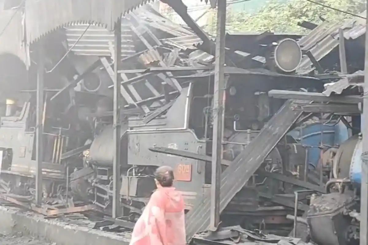 Darjeeling Toy Train Loco Shed Roof Collapse: दार्जिलिंग में हेरिटेज टॉय ट्रेन के लोको शेड की लकड़ी की छत गिरी, 7 रेलकर्मी घायल