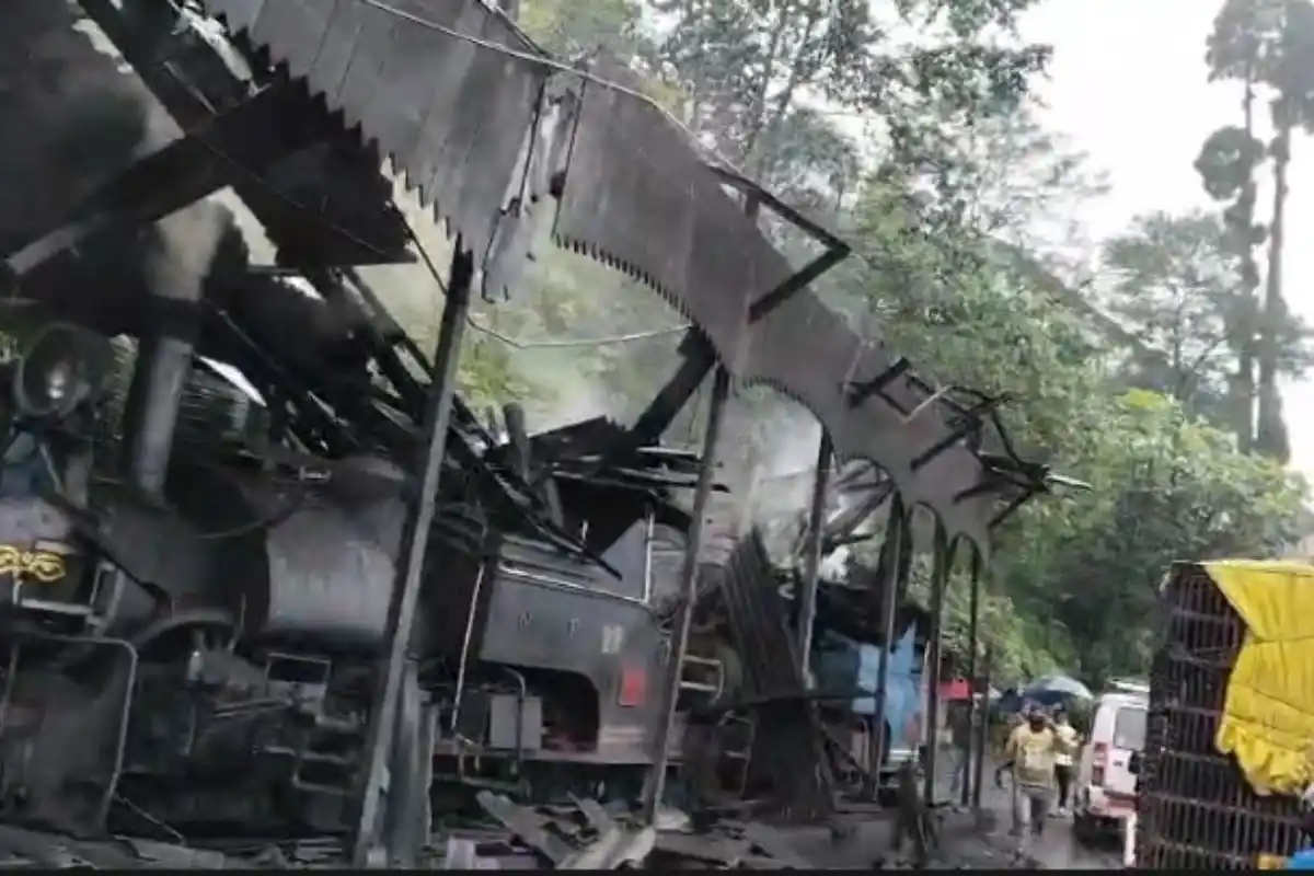 Darjeeling Toy Train Loco Shed Roof Collapse: दार्जिलिंग में हेरिटेज टॉय ट्रेन के लोको शेड की लकड़ी की छत गिरी, 7 रेलकर्मी घायल