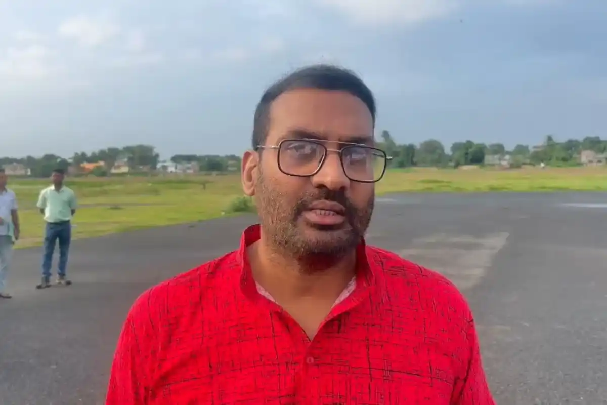 Malda Airport Opening Inspection: मालदा में जल्द शुरू हो सकता है हवाई अड्डा, विधायक अम्लान भादुड़ी ने अधिकारियों के साथ किया निरीक्षण