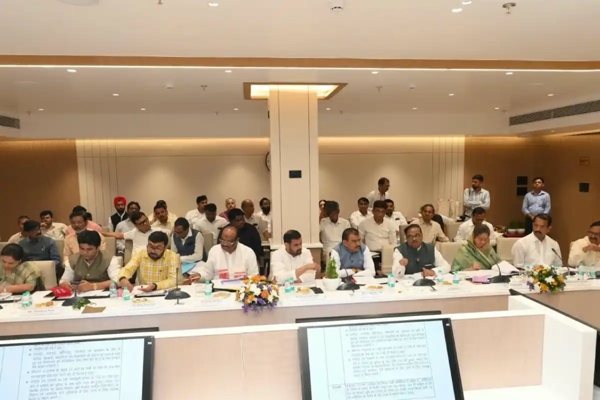 Nagpur Central Railway GM MPs Meeting: नागपुर में सांसदों के साथ रेलवे महाप्रबंधक की बैठक, यात्री सुविधाओं और विकास कार्यों पर हुई चर्चा
