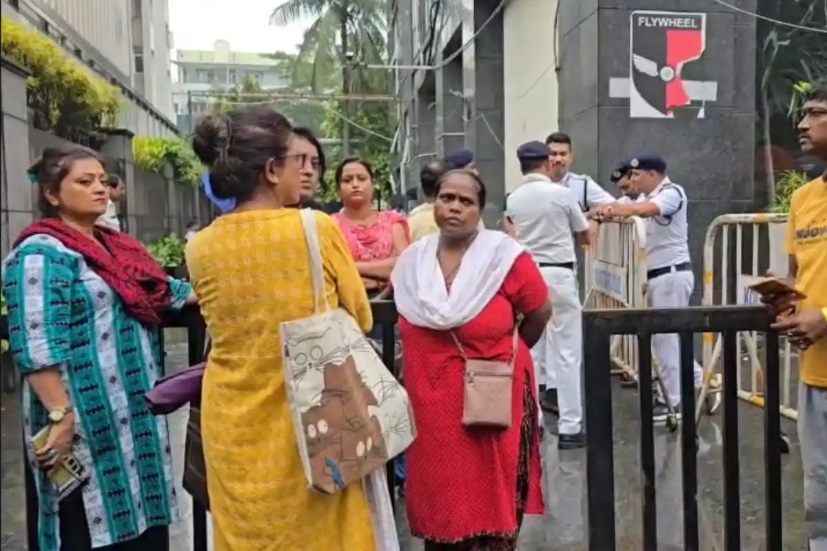 Kolkata Camac Street Abhishek Banerjee Office Vandalism: कोलकाता के कैमक स्ट्रीट में अभिषेक बनर्जी के दफ्तर में तोड़फोड़ का आरोप, सुबह से कड़ी पुलिस सुरक्षा