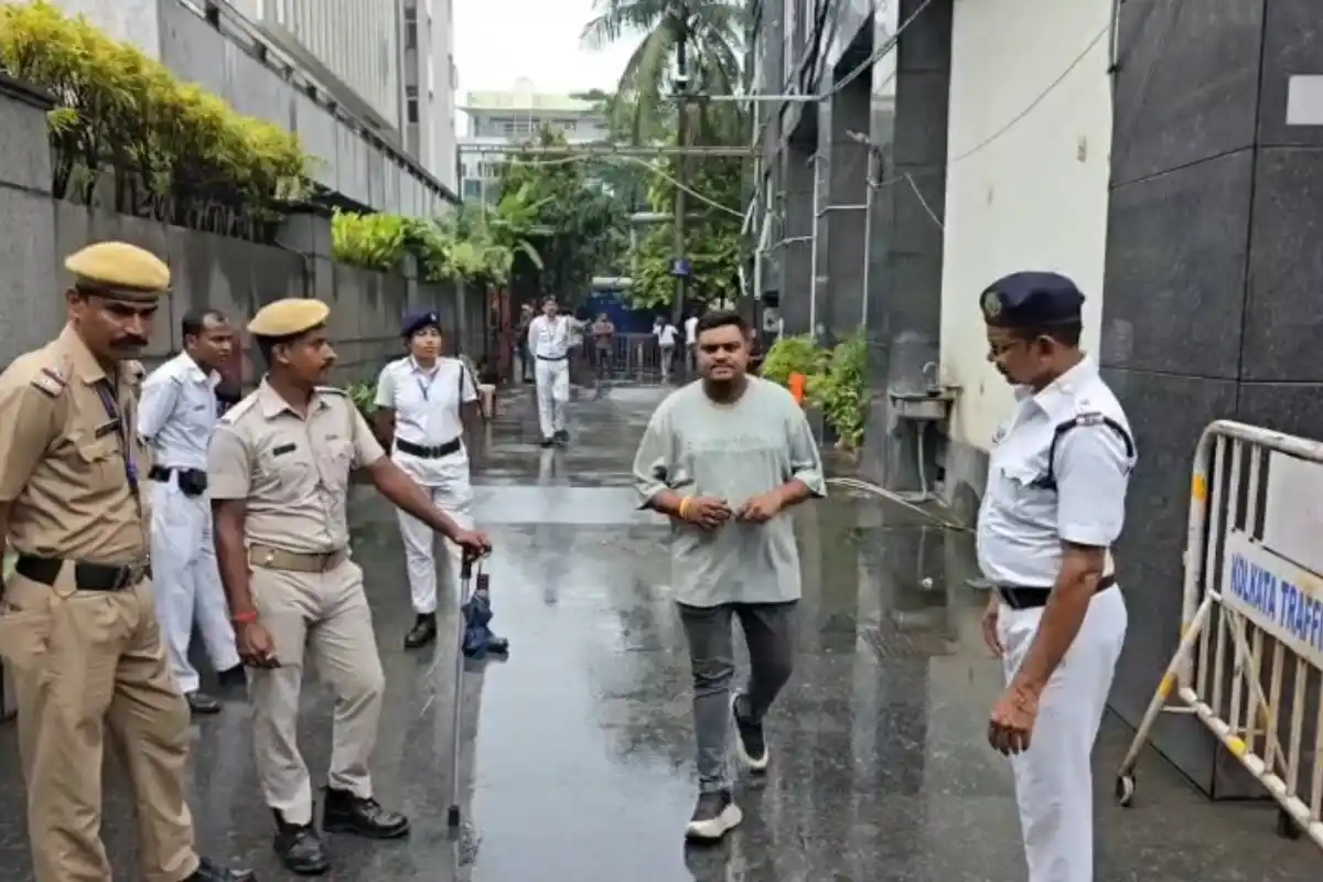 Kolkata Camac Street Abhishek Banerjee Office Vandalism: कोलकाता के कैमक स्ट्रीट में अभिषेक बनर्जी के दफ्तर में तोड़फोड़ का आरोप, सुबह से कड़ी पुलिस सुरक्षा