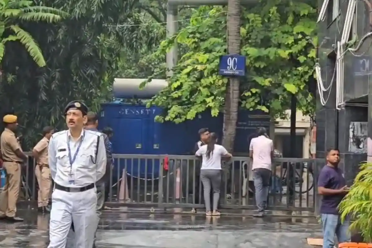 Kolkata Camac Street Abhishek Banerjee Office Vandalism: कोलकाता के कैमक स्ट्रीट में अभिषेक बनर्जी के दफ्तर में तोड़फोड़ का आरोप, सुबह से कड़ी पुलिस सुरक्षा