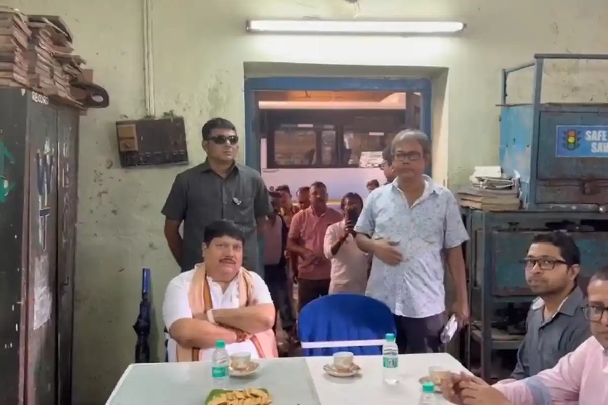 WBTC Depot Terminus Cleanliness Drive: मुख्यमंत्री के निर्देश पर डब्ल्यूबीटीसी के बस डिपो और टर्मिनस में विशेष सफाई अभियान