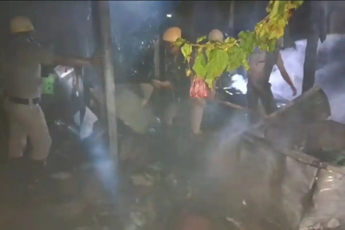 Belacoba Station Colony House Fire: जलपाईगुड़ी के बेलाकोबा स्टेशन कॉलोनी में घर में लगी भीषण आग, दमकल के देर से पहुंचने पर लोगों में गुस्सा