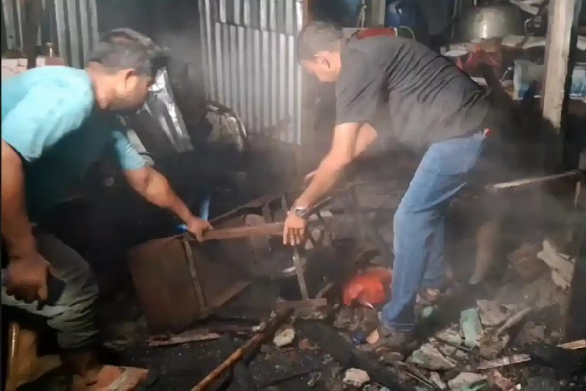 Belacoba Station Colony House Fire: जलपाईगुड़ी के बेलाकोबा स्टेशन कॉलोनी में घर में लगी भीषण आग, दमकल के देर से पहुंचने पर लोगों में गुस्सा