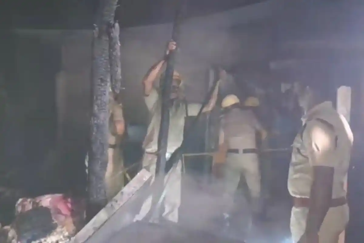 Belacoba Station Colony House Fire: जलपाईगुड़ी के बेलाकोबा स्टेशन कॉलोनी में घर में लगी भीषण आग, दमकल के देर से पहुंचने पर लोगों में गुस्सा