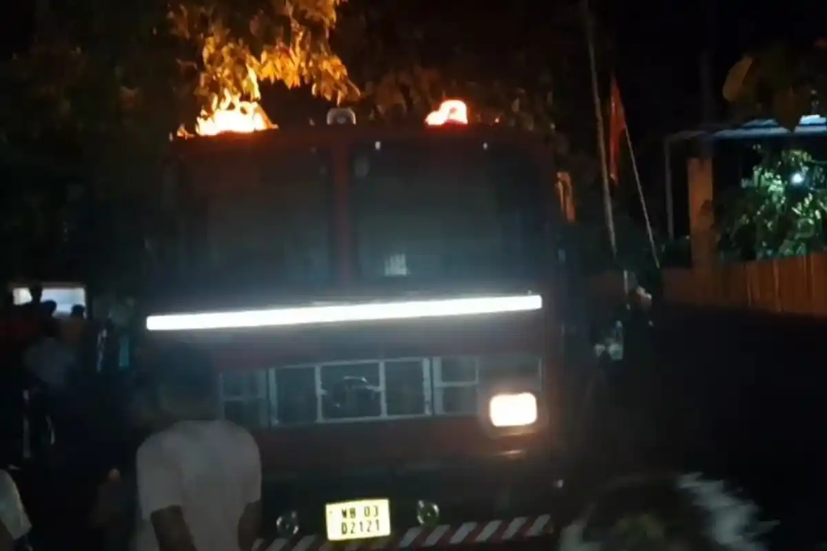 Belacoba Station Colony House Fire: जलपाईगुड़ी के बेलाकोबा स्टेशन कॉलोनी में घर में लगी भीषण आग, दमकल के देर से पहुंचने पर लोगों में गुस्सा