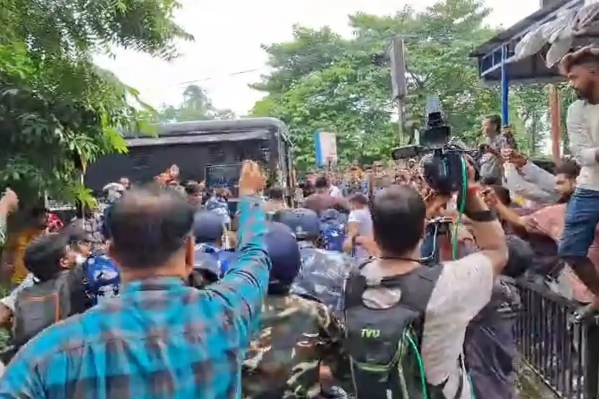 RG Kar Case Somnath De Arrested: आरजी कर मामले में सोमनाथ दे गिरफ्तार, अदालत ले जाते समय थाने के बाहर विरोध और अंडे फेंके गए