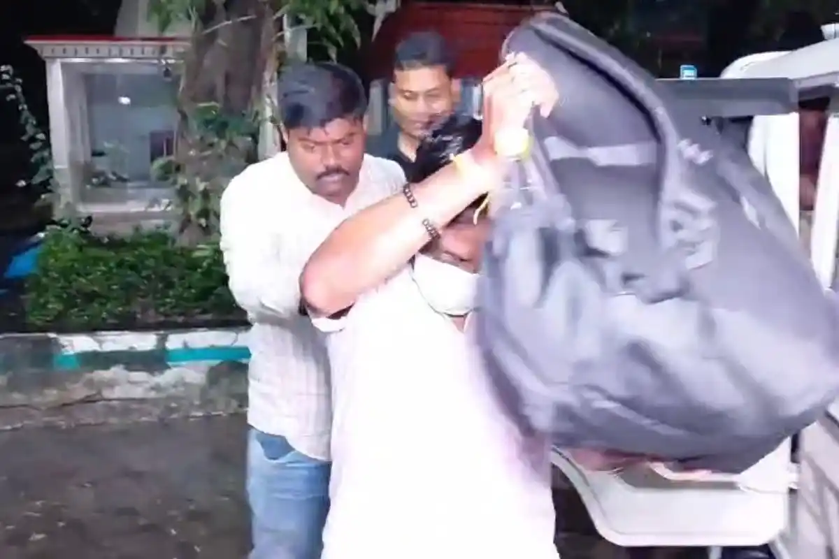 Panihati Chairman Somnath De Khardah Police Station: बेंगलुरु में चिकित्सकीय जांच के बाद पानीहाटी के अध्यक्ष सोमनाथ दे को खड़दा थाने लाई पुलिस