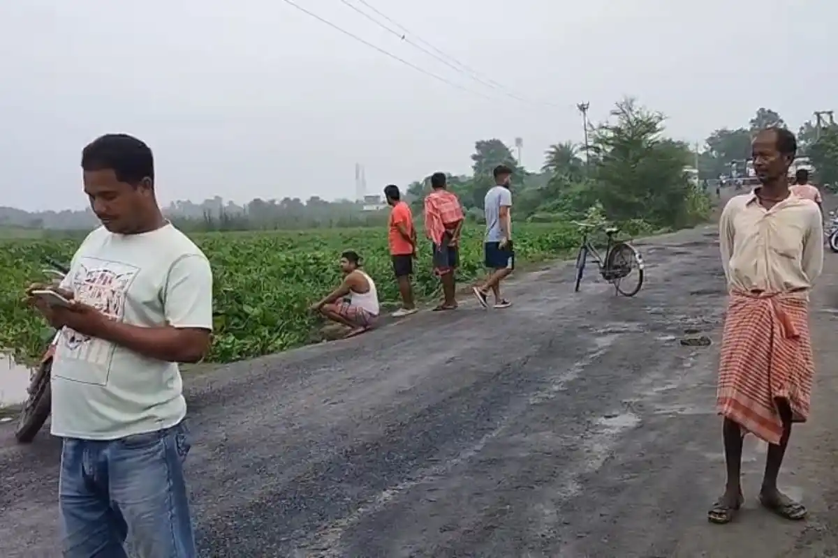 Farakka Nishinda Katan Road Waterlogging: मुर्शिदाबाद के फरक्का में फिर पानी में डूबी अहम सड़क, निशिंदा-काटान के लोगों की बढ़ी परेशानी