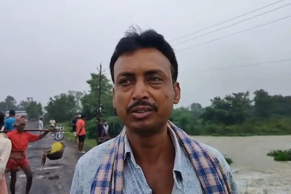 Farakka Nishinda Katan Road Waterlogging: मुर्शिदाबाद के फरक्का में फिर पानी में डूबी अहम सड़क, निशिंदा-काटान के लोगों की बढ़ी परेशानी