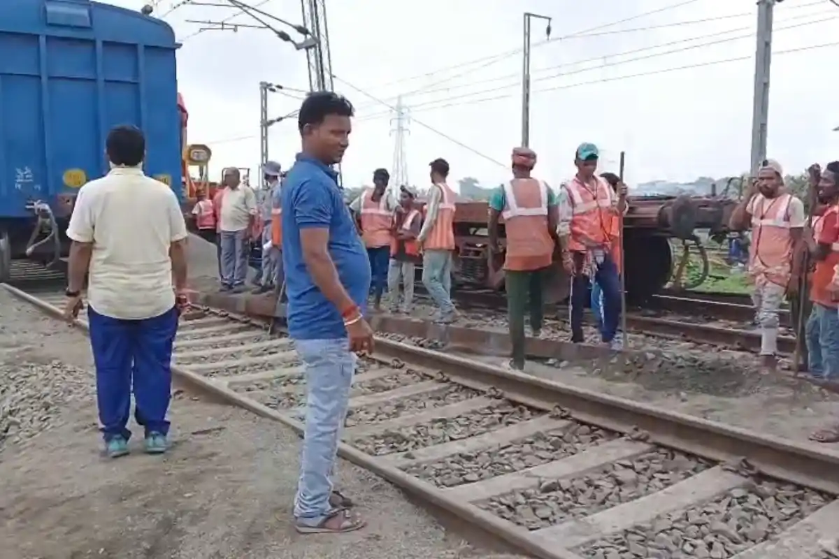 Murshidabad New Farakka railway line landslide repair: मुर्शिदाबाद के न्यू फरक्का स्टेशन के पास रेल पटरी की जमीन धंसी, 24 घंटे बाद भी मरम्मत जारी