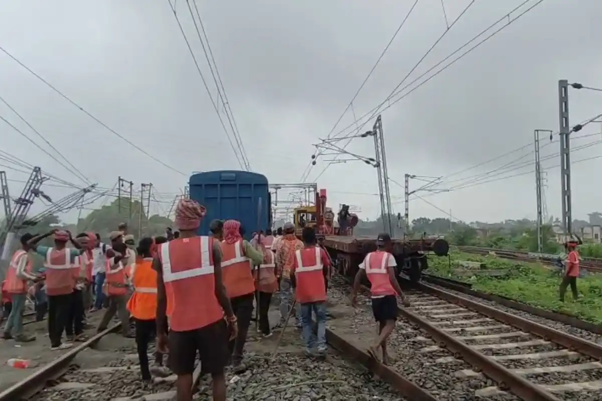 Murshidabad New Farakka railway line landslide repair: मुर्शिदाबाद के न्यू फरक्का स्टेशन के पास रेल पटरी की जमीन धंसी, 24 घंटे बाद भी मरम्मत जारी