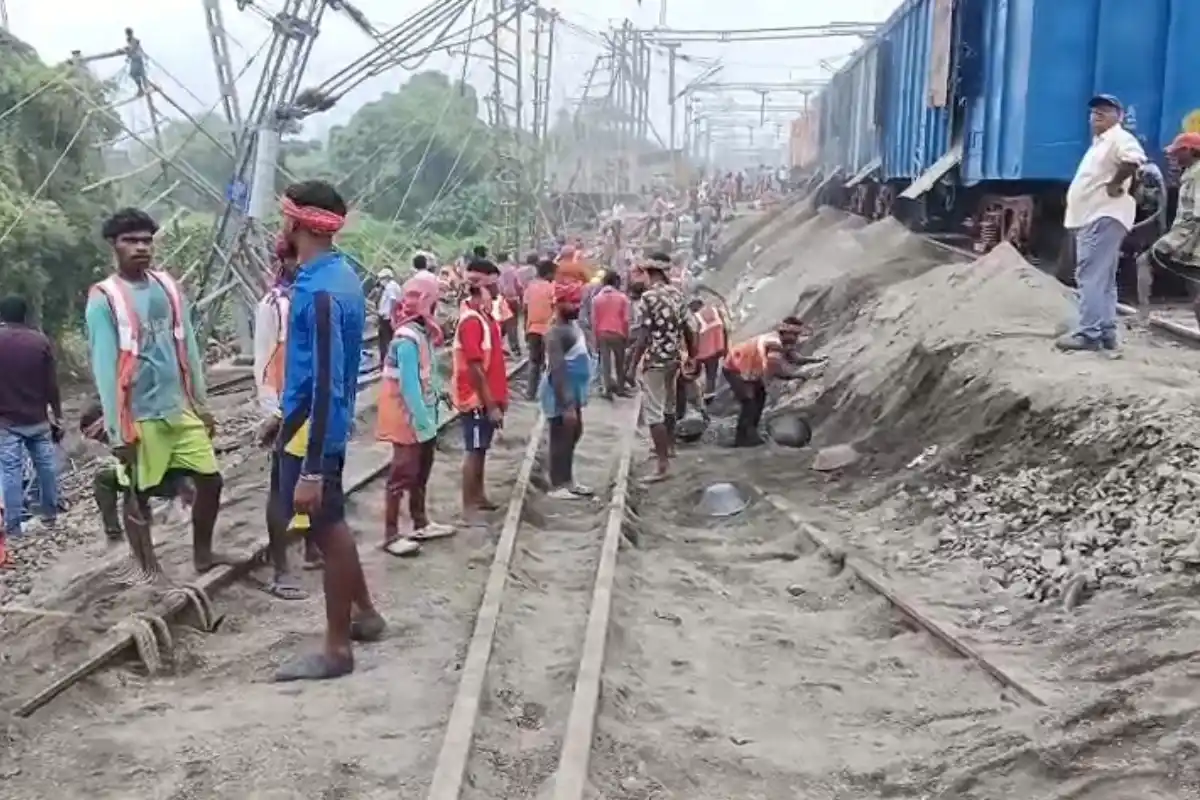 Murshidabad New Farakka railway line landslide repair: मुर्शिदाबाद के न्यू फरक्का स्टेशन के पास रेल पटरी की जमीन धंसी, 24 घंटे बाद भी मरम्मत जारी